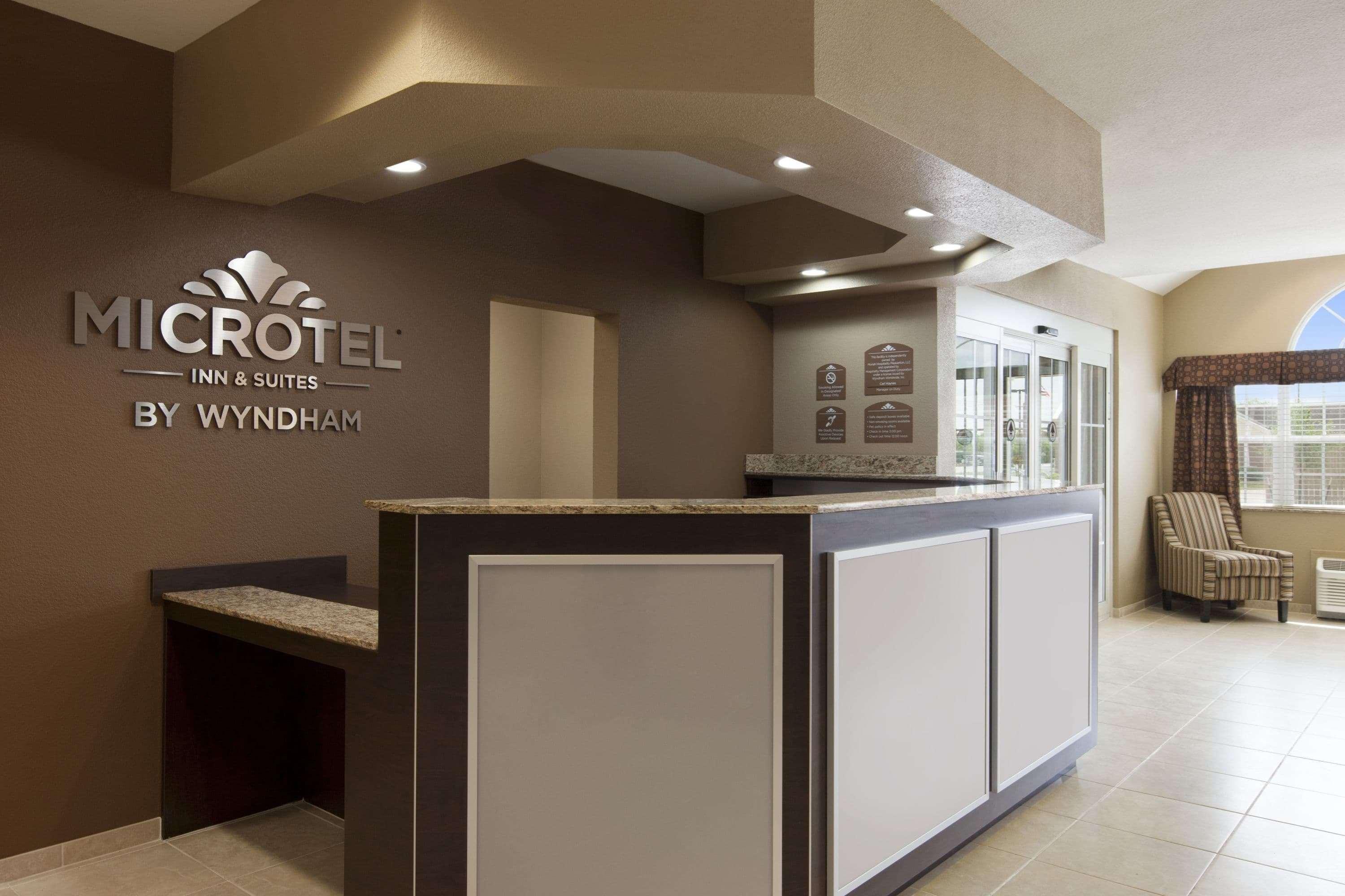 Microtel Inn & Suites Kenedy Экстерьер фото